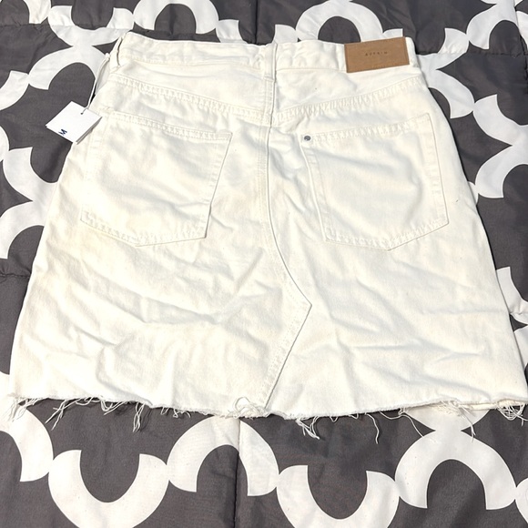 Very cute white jean skirt, new tag still on - Picture 2 of 2